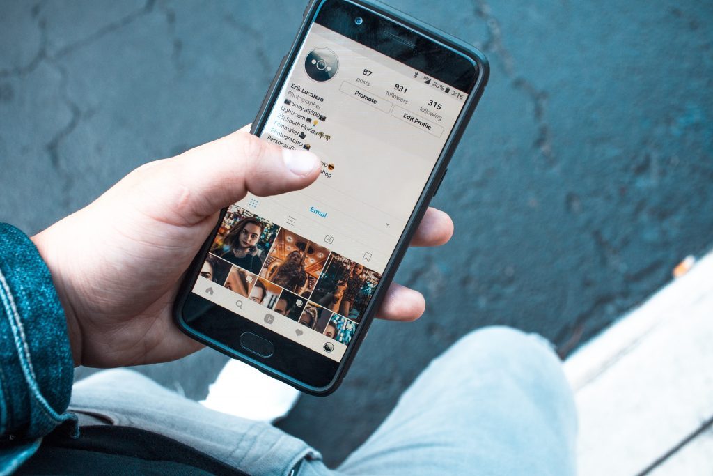 Communicate With Your Audience instagram chat